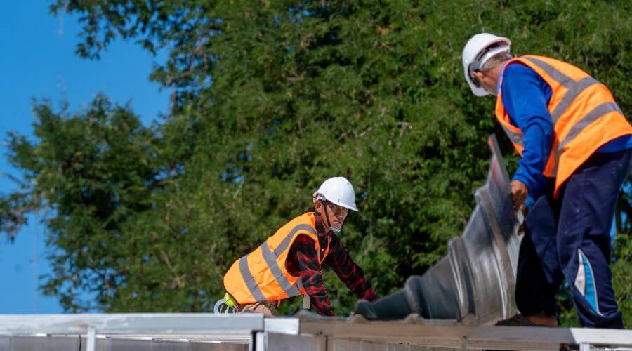 Professional gutter cleaning in New Hampton, IA